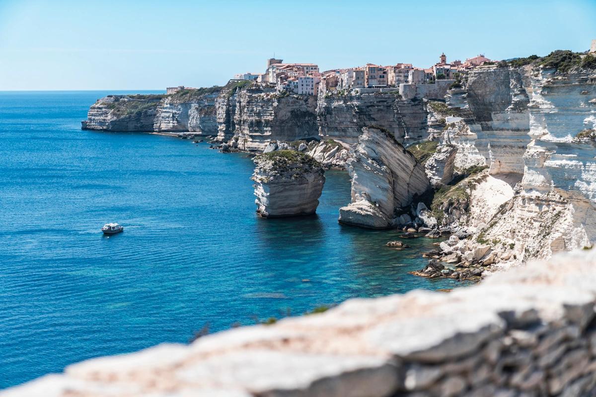 Falaises blanches emblématiques de Bonifacio vues depuis le sentier