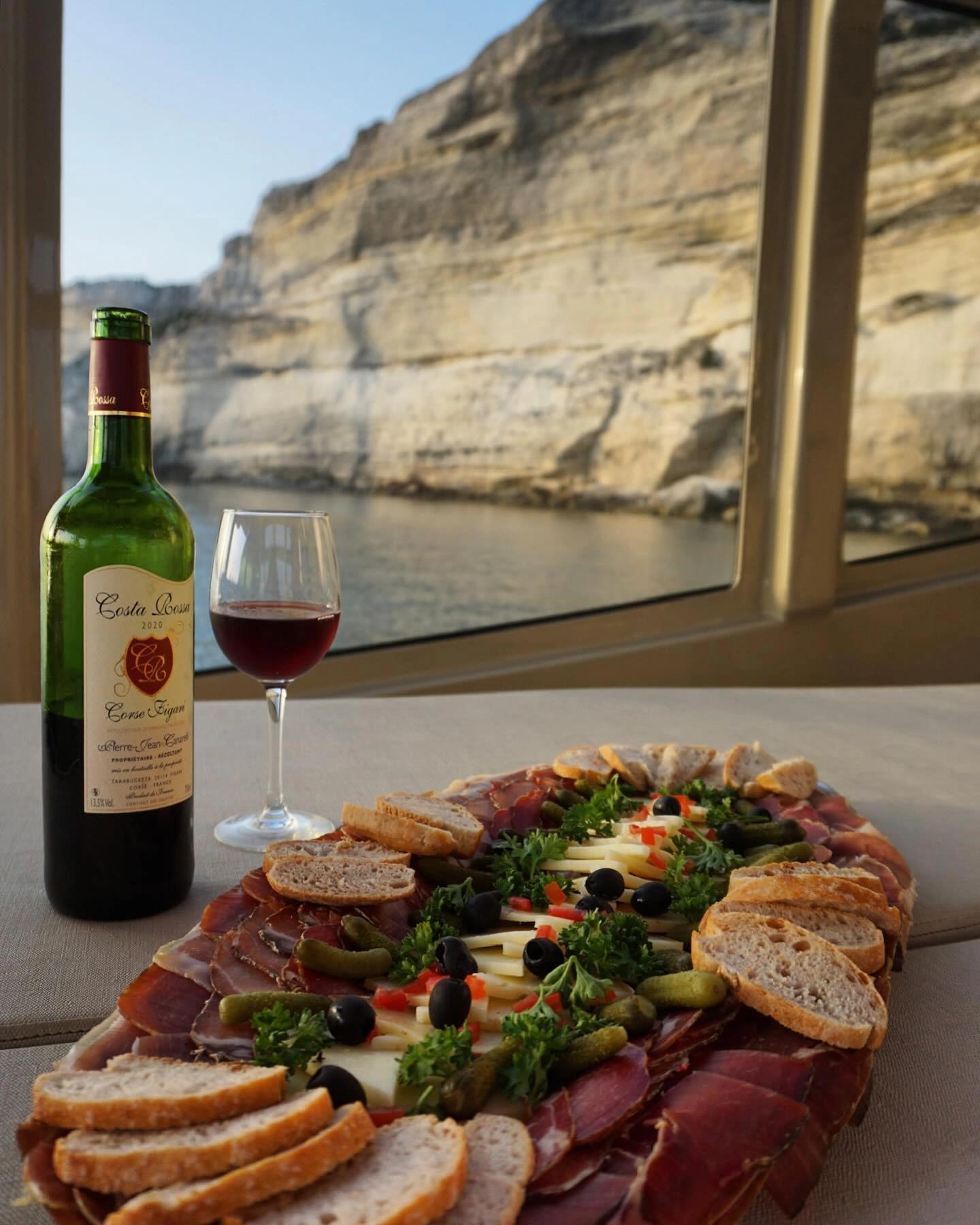 Apéritif salé à bord d'un bateau de plaisance lors d'une excurtion pour observer le coucher de soleil depuis la mer
