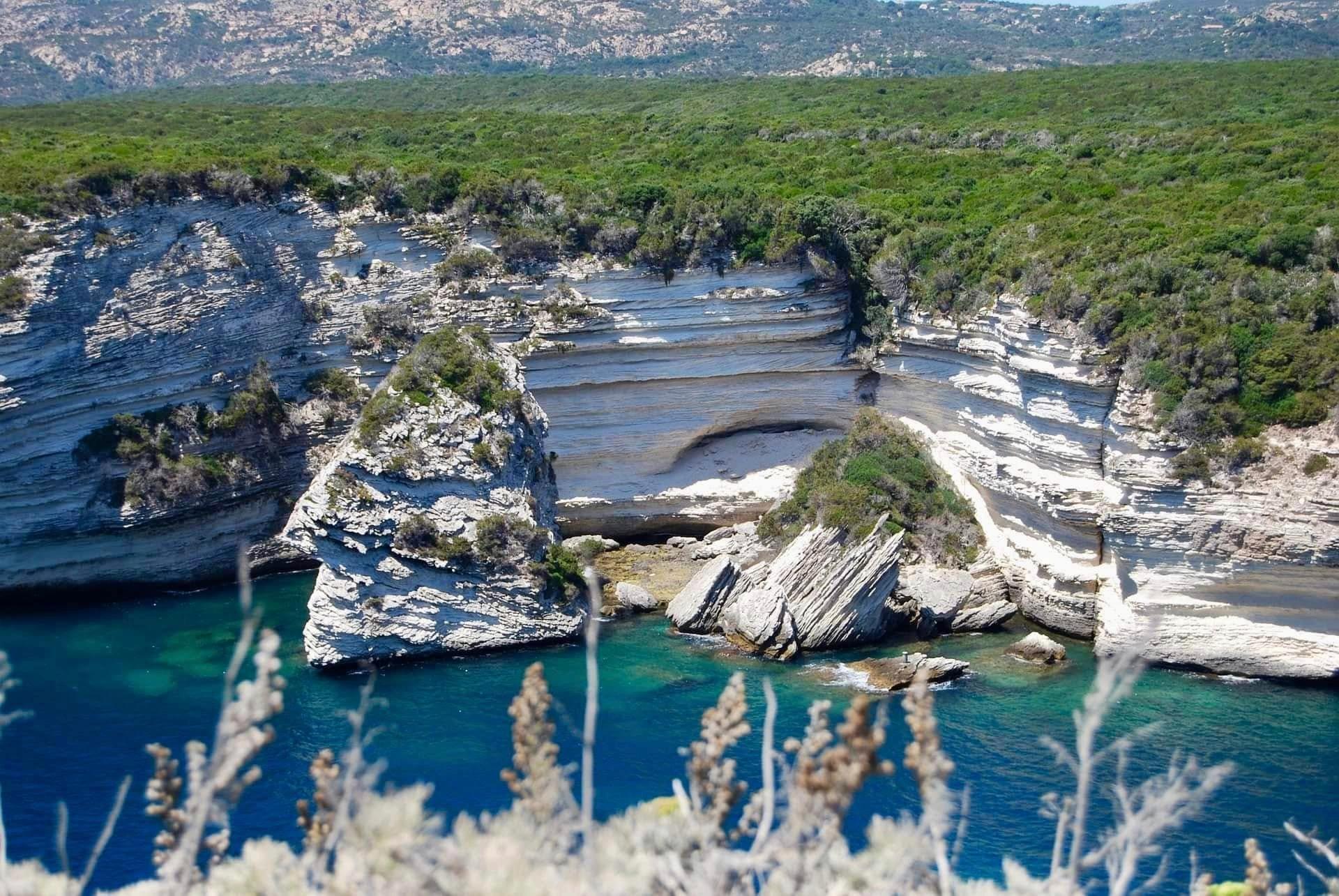 Vue exceptionnelle sur les falaises depuis la promenade du Bosco