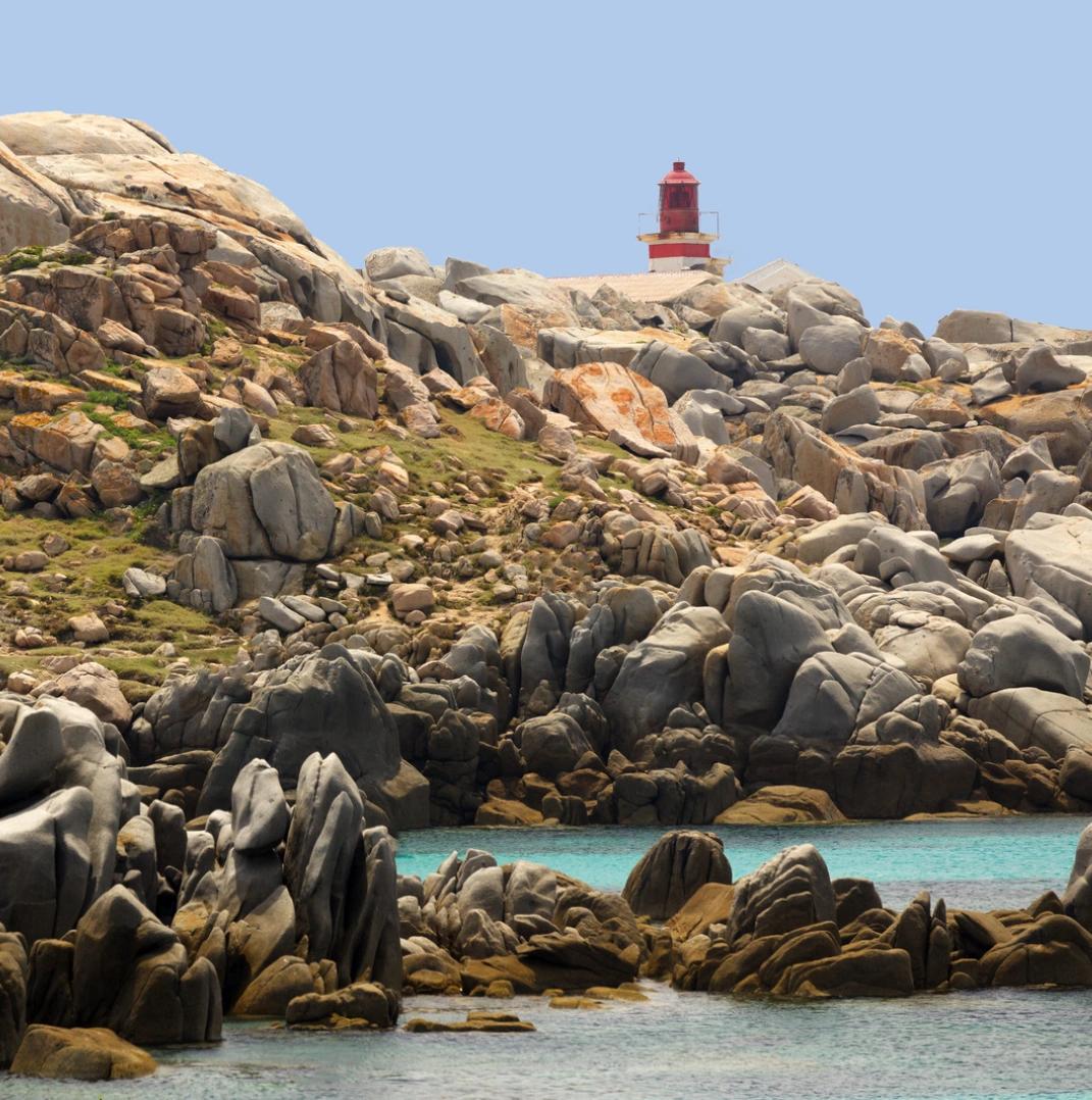 Phare rouge de l'entrée de l'ile de Cavallo