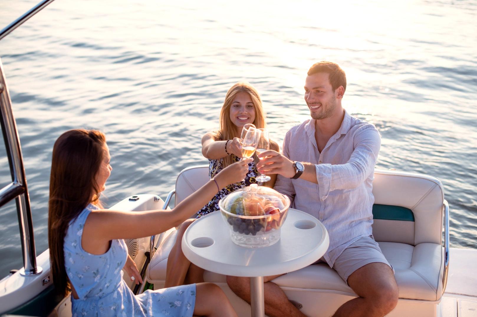 Moment de fête entre proches pendant une croisière privée en Corse