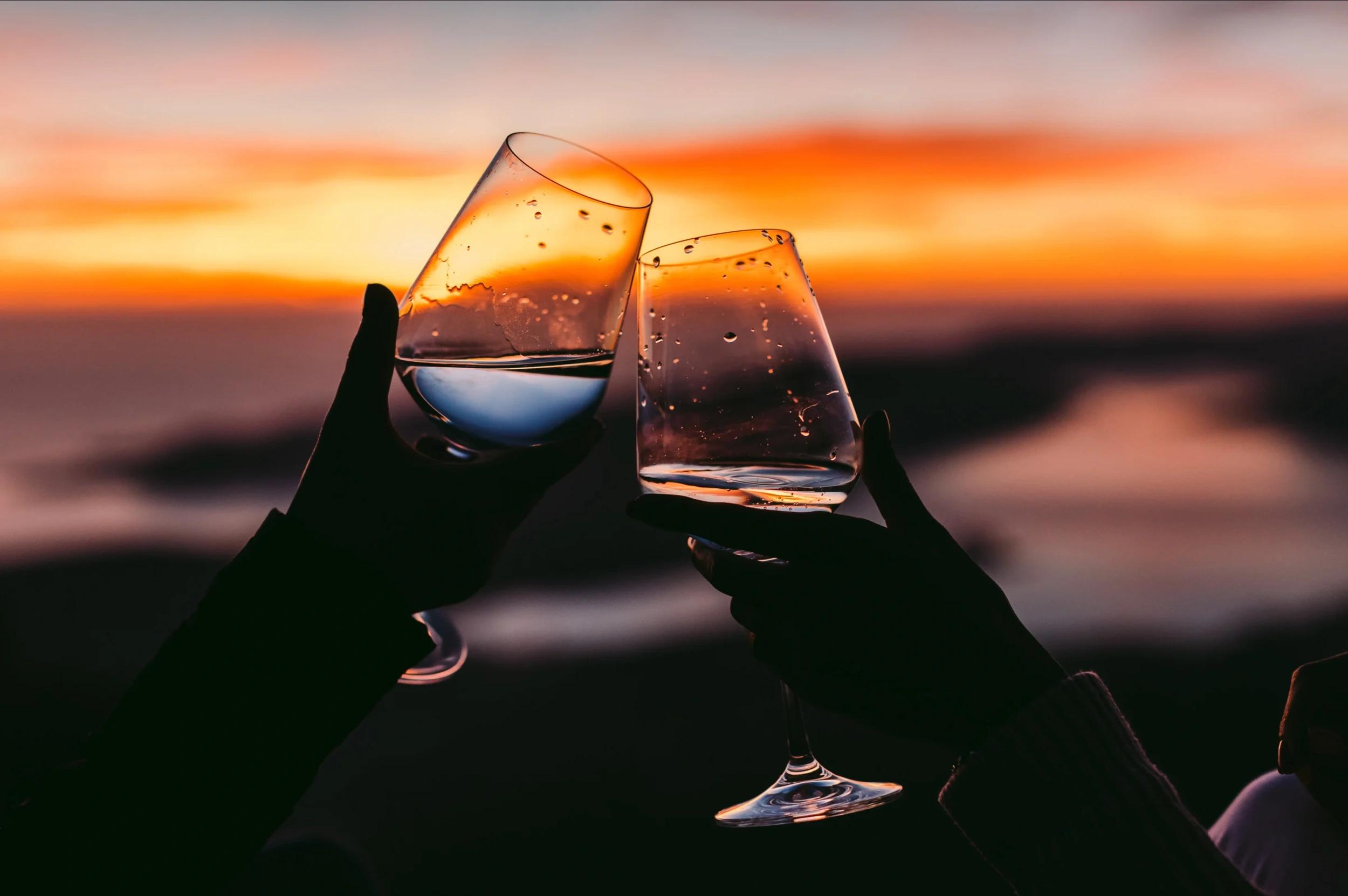 Toasts levés sur le pont pour célébrer un coucher de soleil magique