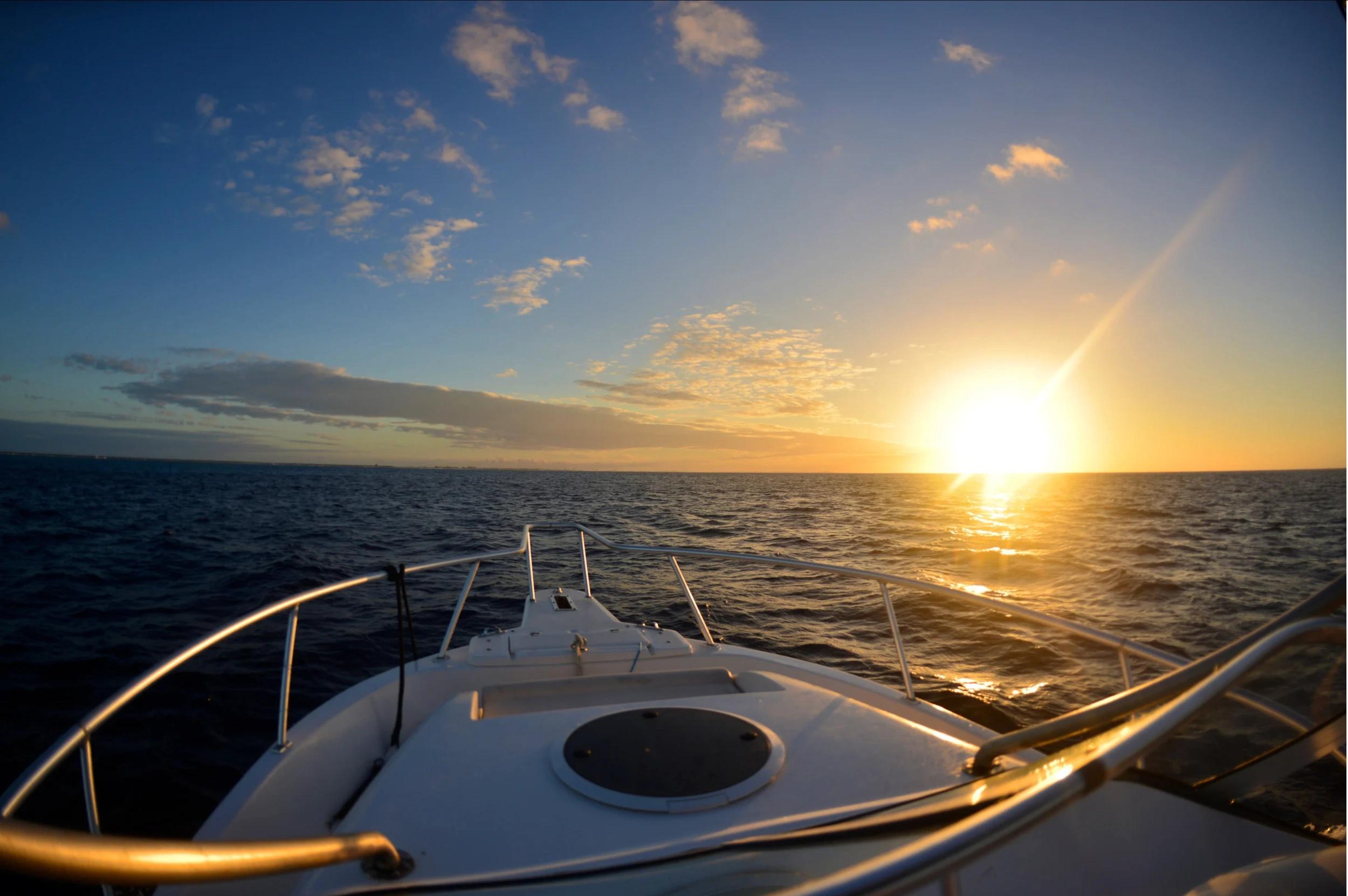 Coucher de soleil capturé en photo depuis une embarcation SPM Bonifacio