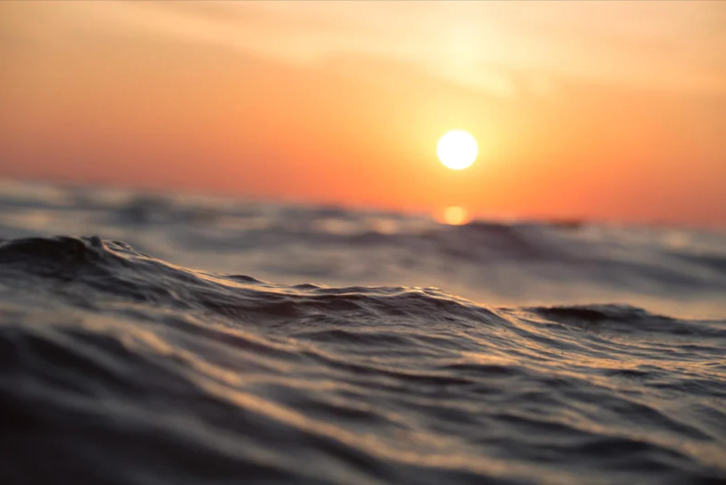 Reflets du coucher de soleil sur les eaux calmes autour de Cavallo