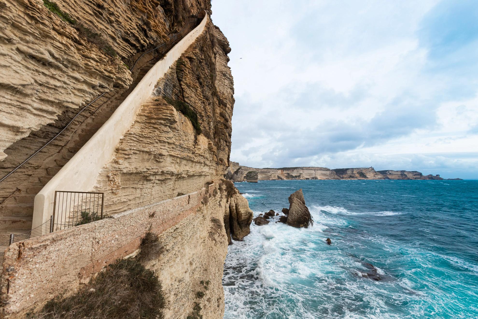 Escalier du roi d’Aragon visible depuis le parcours pédestre