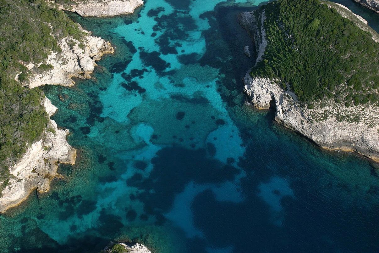 Drone survolant les criques aux eaux turquoises de Bonifacio