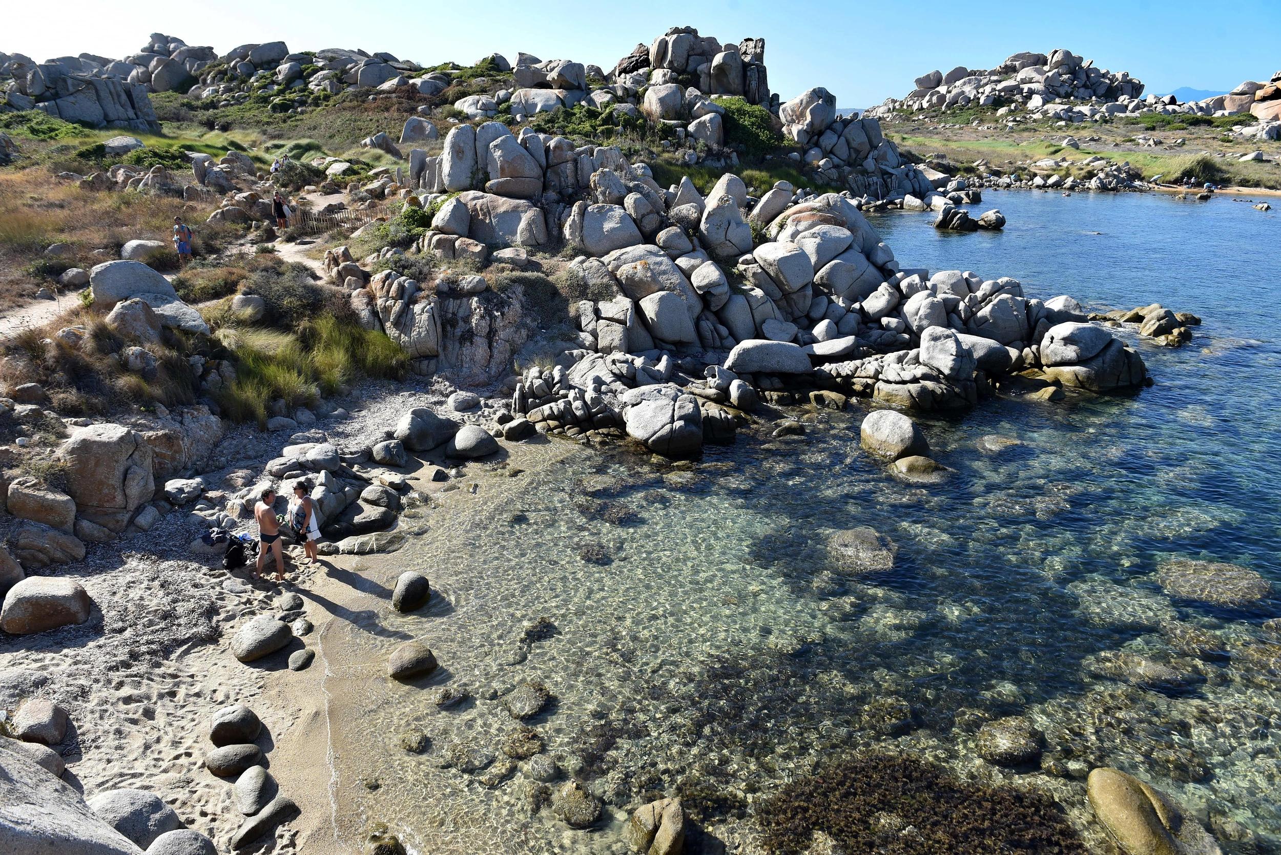 Eaux peu profondes et claires entourant les îles Lavezzi