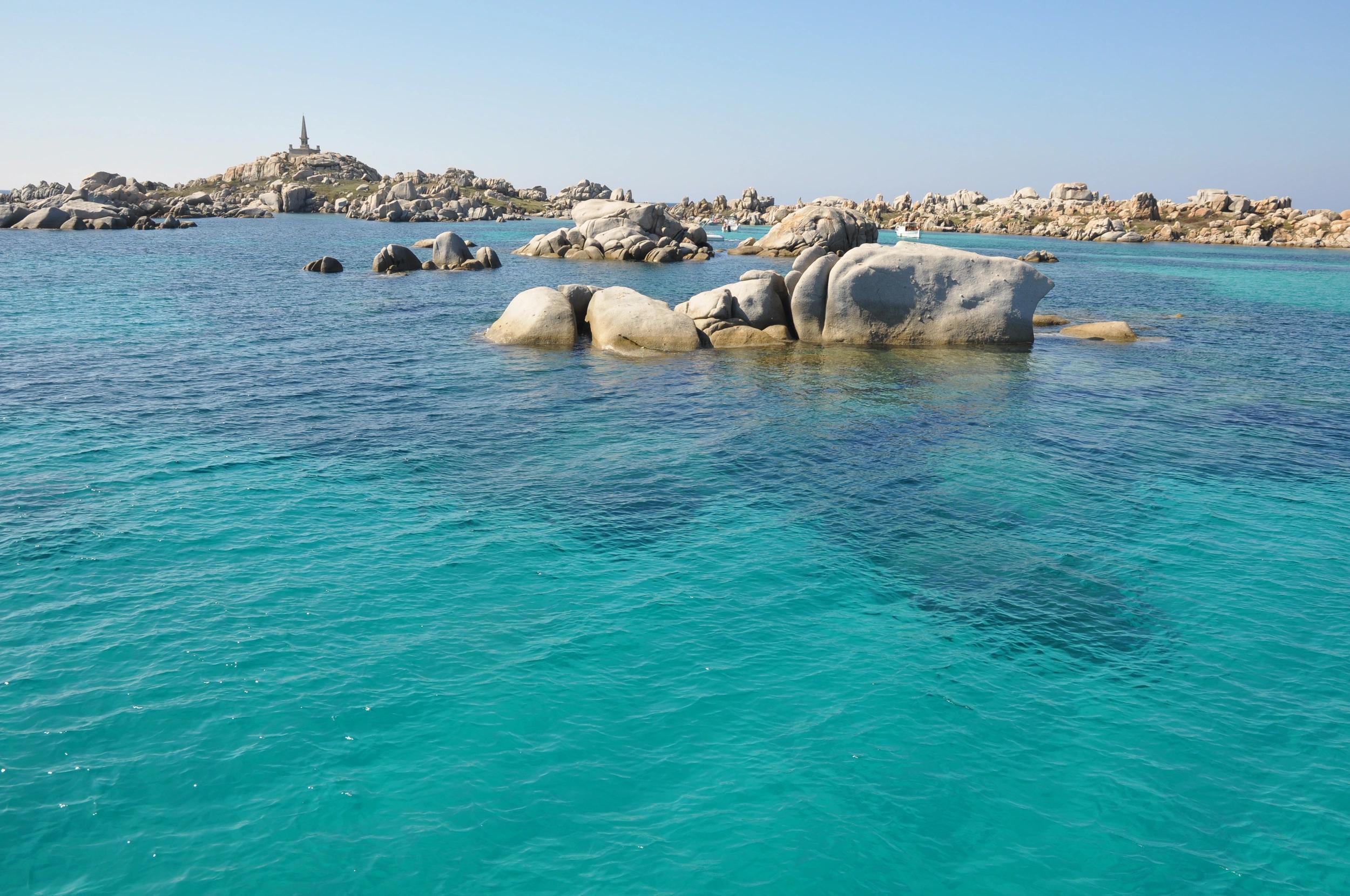 Bateau d’excursion naviguant vers les îles Lavezzi depuis Bonifacio