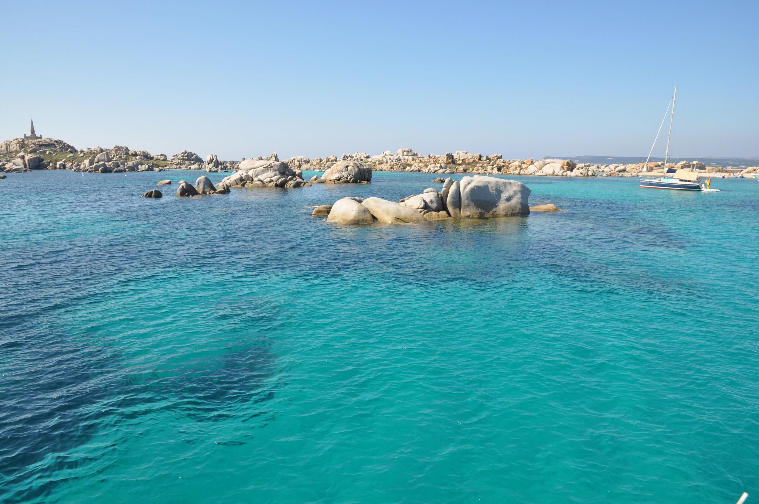 Eaux peu profondes et claires entourant les îles Lavezzi