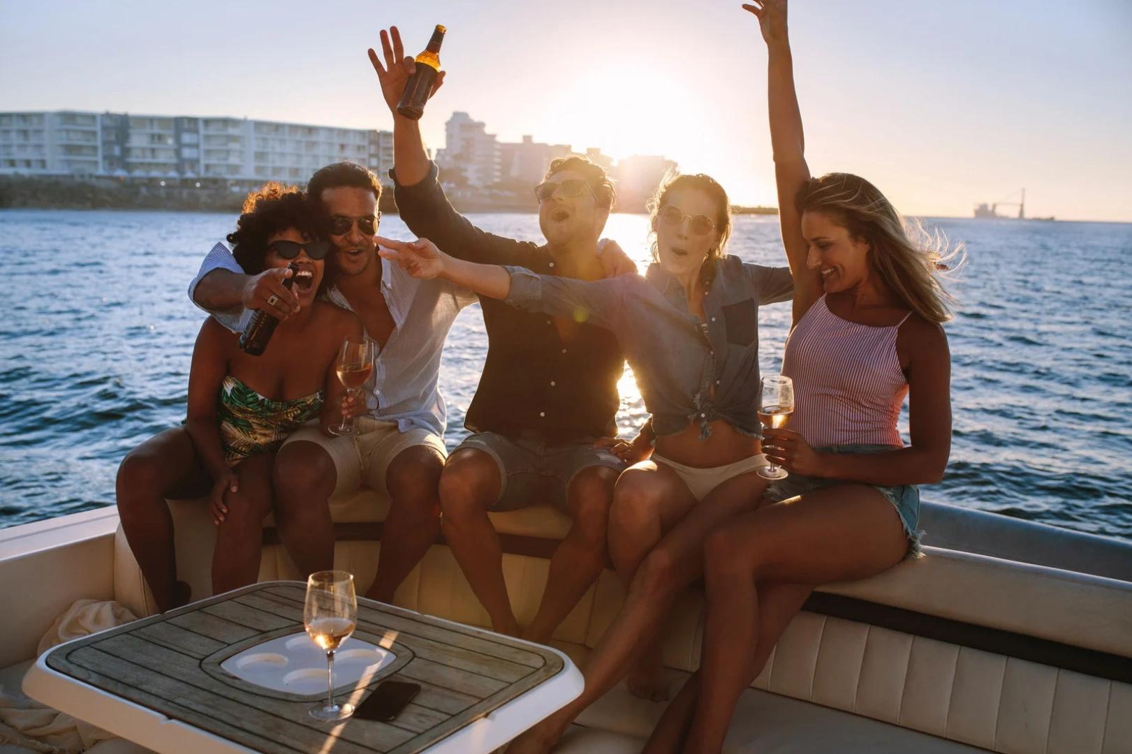 Verres levés pour un anniversaire en mer autour de Bonifacio