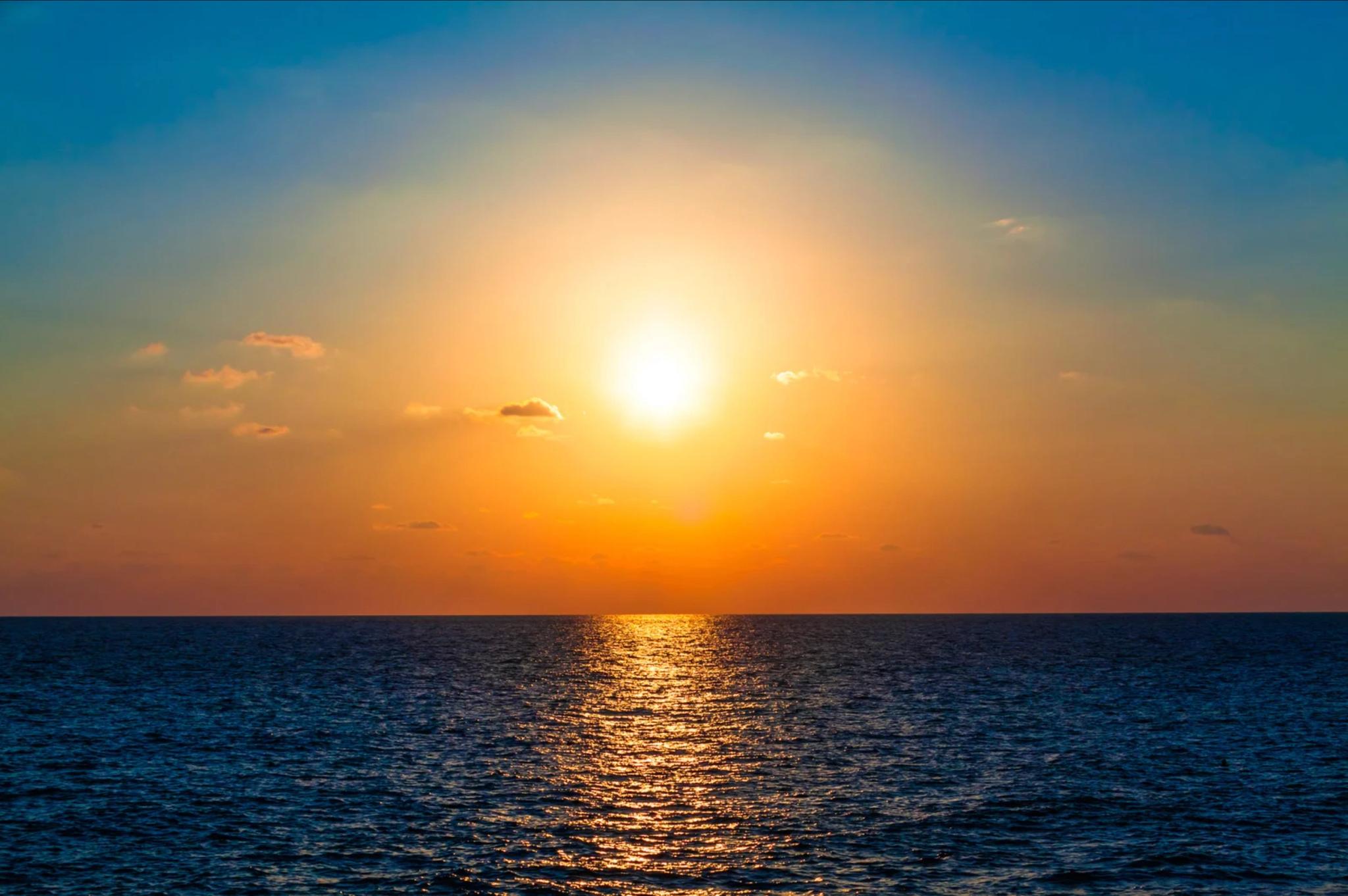 Coucher de soleil sur la mer Méditerranée vu depuis un bateau en navigation