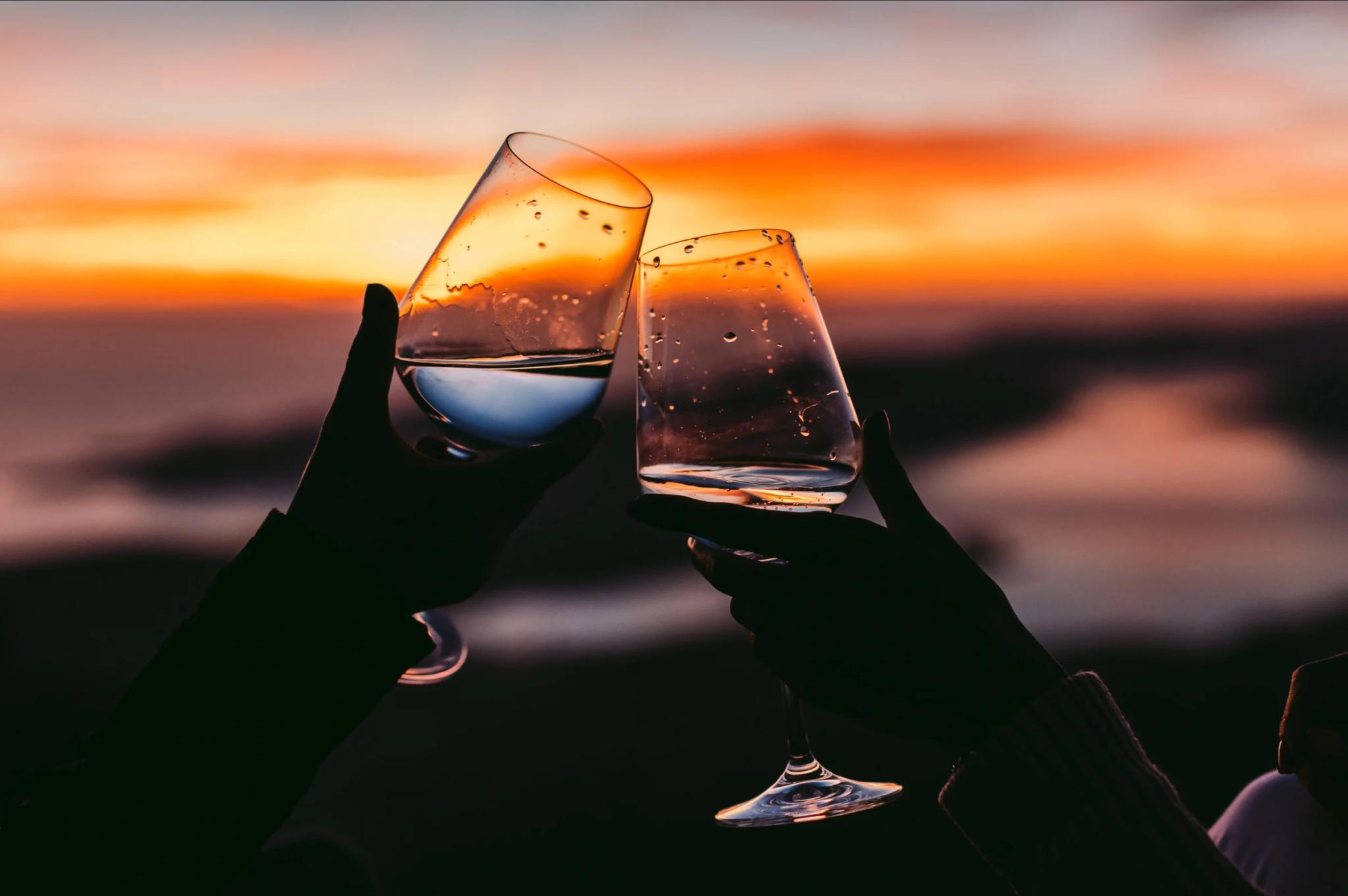 Toasts levés sur le pont pour célébrer un coucher de soleil magique