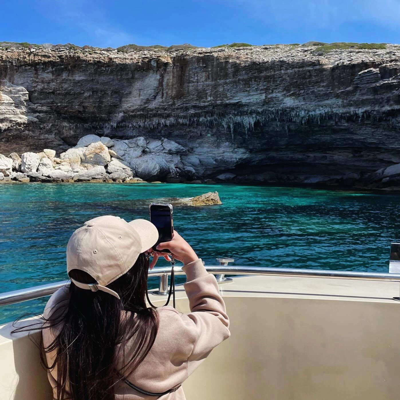 Falaises corses visibles depuis le pont, groupe en contemplation