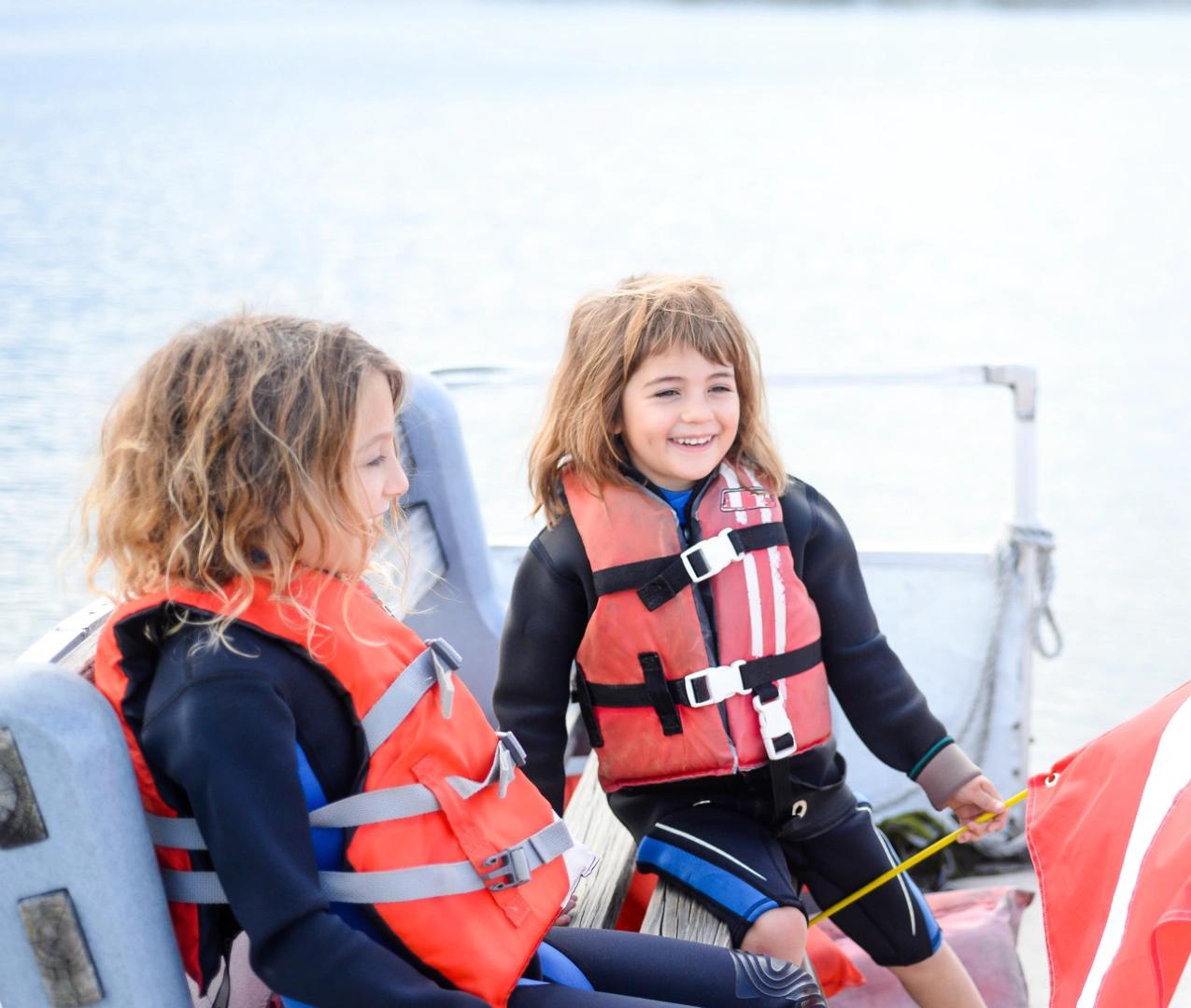 Enfants assis à bord du bateau pendant une activité éducative
