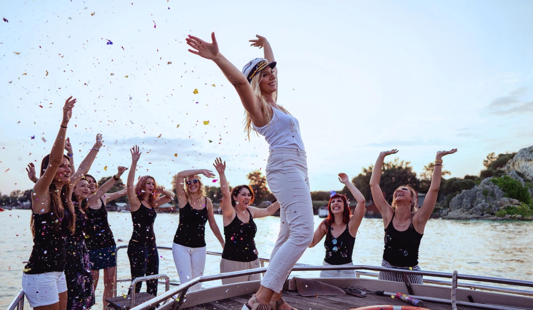 Amies profitant d’une sortie EVJF sur un bateau privatisé