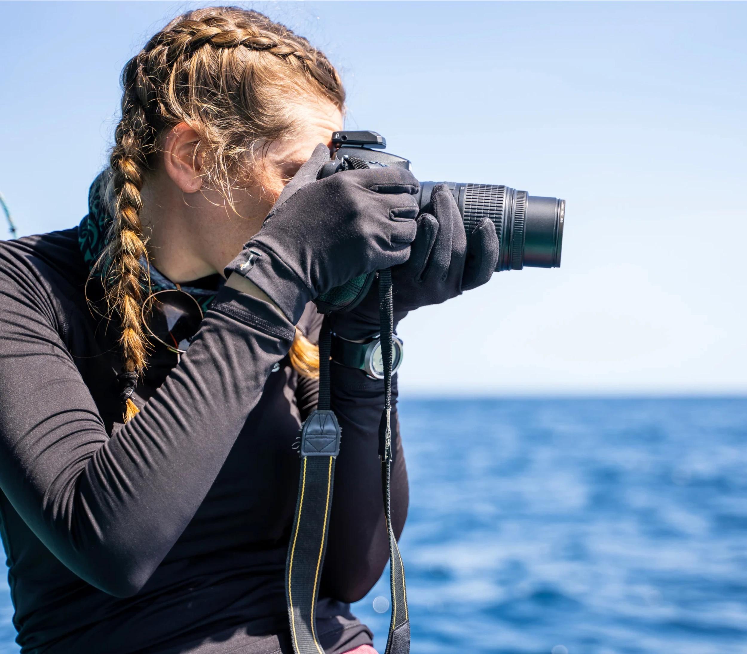 Photographe capturant une séance couple sur un bateau à la dérive