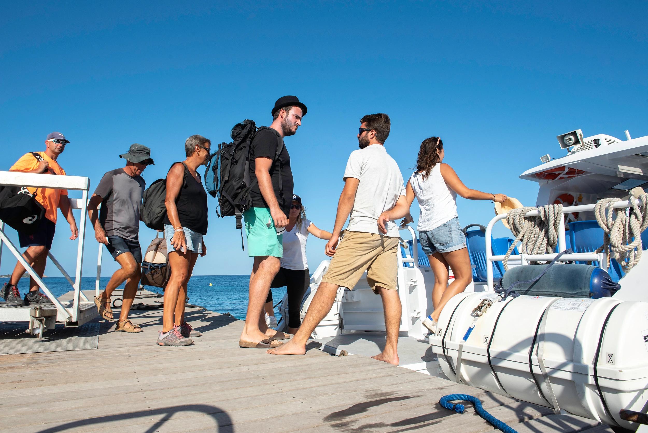 Bateau SPM Bonifacio accosté, prêt à embarquer un groupe de visiteurs